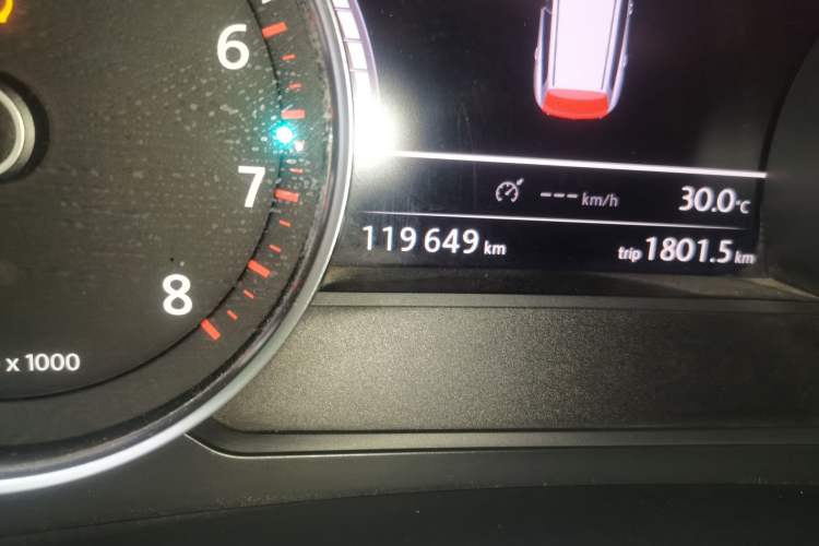 Used Volkswagen Touareg 2011 3.0 TSI High-End Version Odometer Close Up