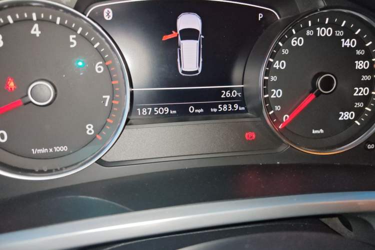 Used Volkswagen Touareg 2011 3.0 TSI High-End Version Odometer Close Up