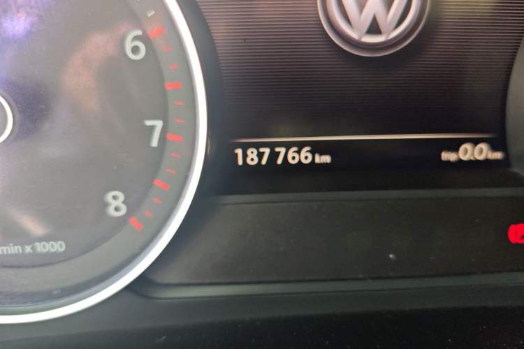 Used Volkswagen Touareg 2011 3.0 TSI Standard Version Odometer Close Up