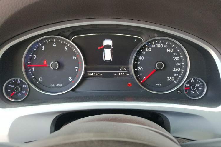 Used Volkswagen Touareg 2011 3.0 TSI Luxury Edition Odometer Close Up