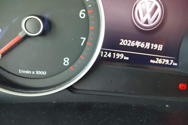 Used Volkswagen Touareg 2011 3.0 TSI Hybrid Odometer Close Up