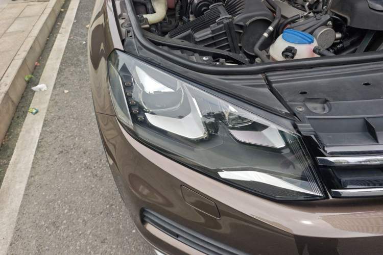 Used Volkswagen Touareg 2011 3.0 TSI Comfort Version Right Front Headlight
