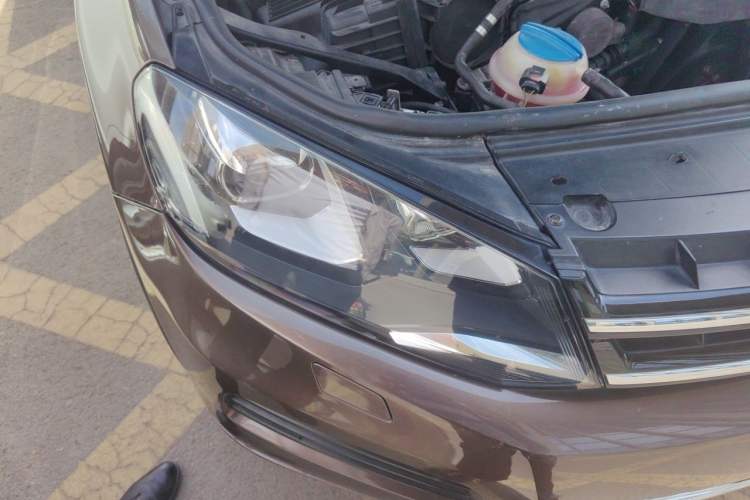 Used Volkswagen Touareg 2011 3.0 TSI High-End Version Right Front Headlight