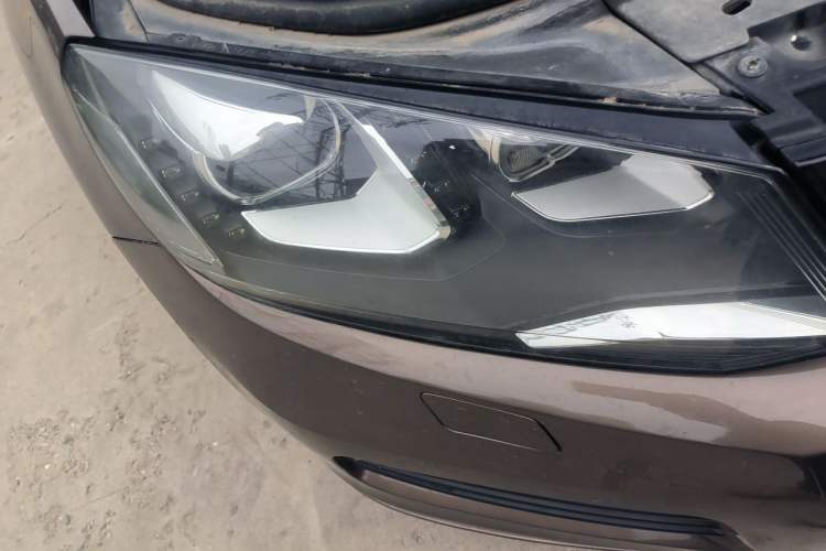 Used Volkswagen Touareg 2011 3.0 TSI Comfort Version Right Front Headlight