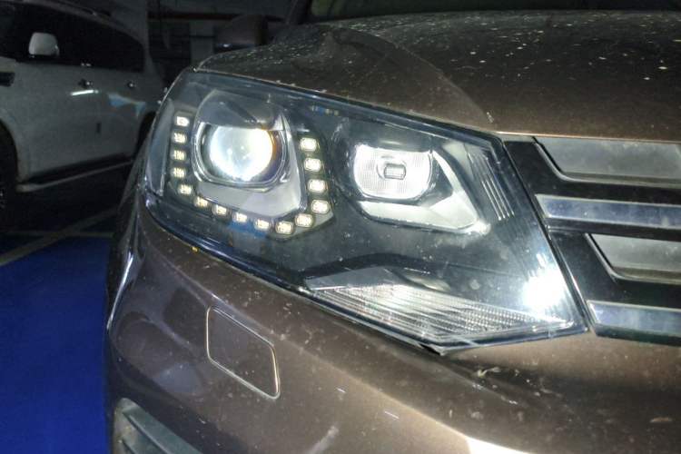 Used Volkswagen Touareg 2011 3.0 TSI Comfort Version Right Front Headlight