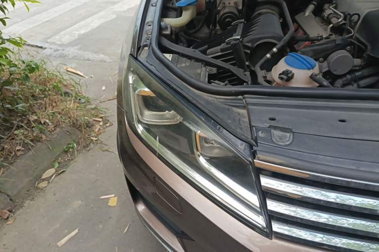 Used Volkswagen Touareg 2011 3.0 TSI Comfort Version Right Front Headlight