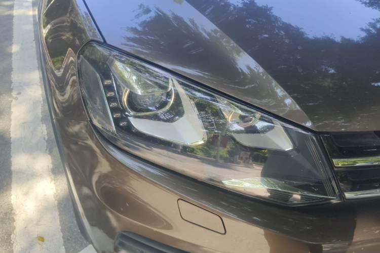 Used Volkswagen Touareg 2011 3.0 TSI Comfort Version Right Front Headlight