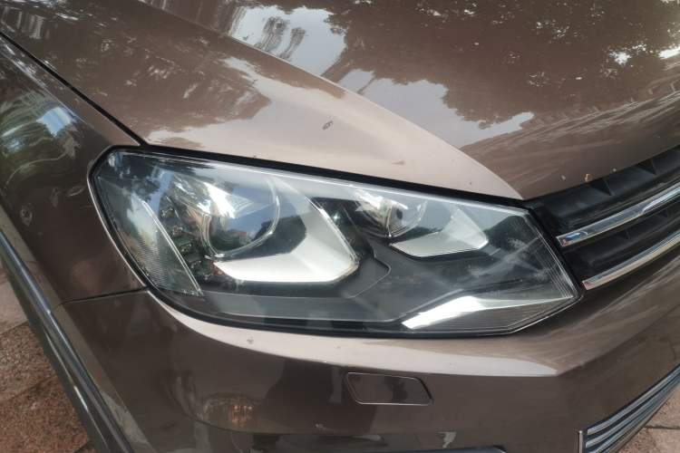 Used Volkswagen Touareg 2011 3.0 TSI High-End Version Right Front Headlight