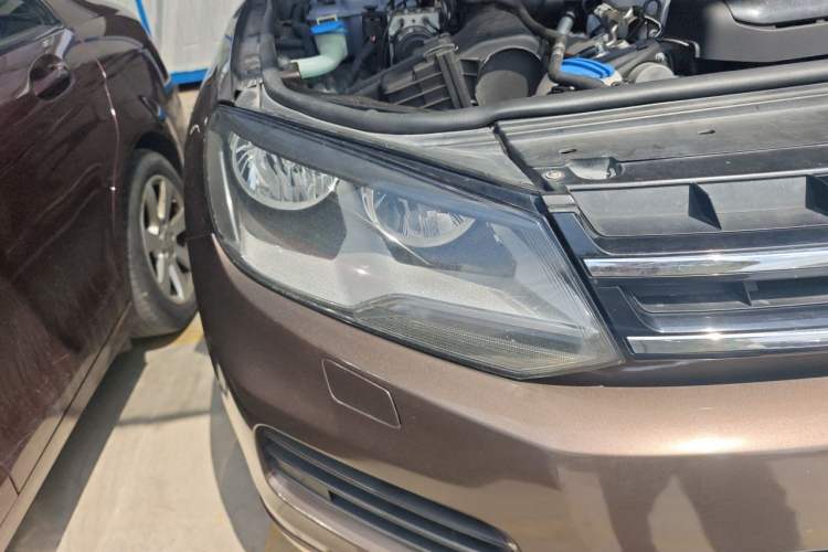 Used Volkswagen Touareg 2011 3.0 TSI Standard Version Right Front Headlight