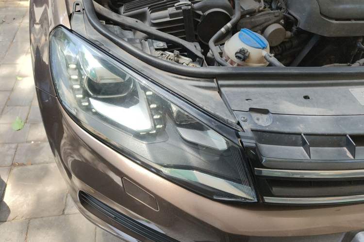 Used Volkswagen Touareg 2011 3.0 TSI Luxury Edition Right Front Headlight