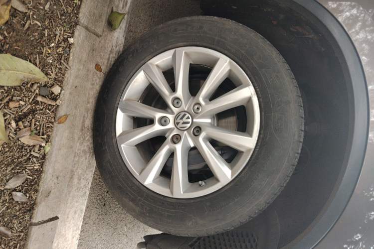 Used Volkswagen Touareg 2011 3.0 TDI Diesel High-End Model Right Front Wheel Hub