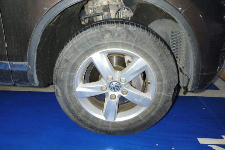 Used Volkswagen Touareg 2011 3.0 TSI Comfort Version Right Front Wheel Hub