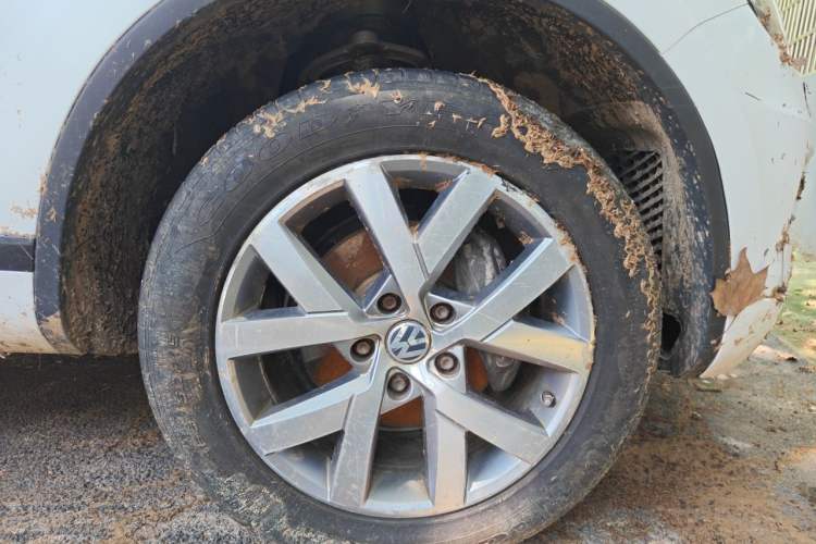 Used Volkswagen Touareg 2011 3.0 TSI Comfort Version Right Front Wheel Hub