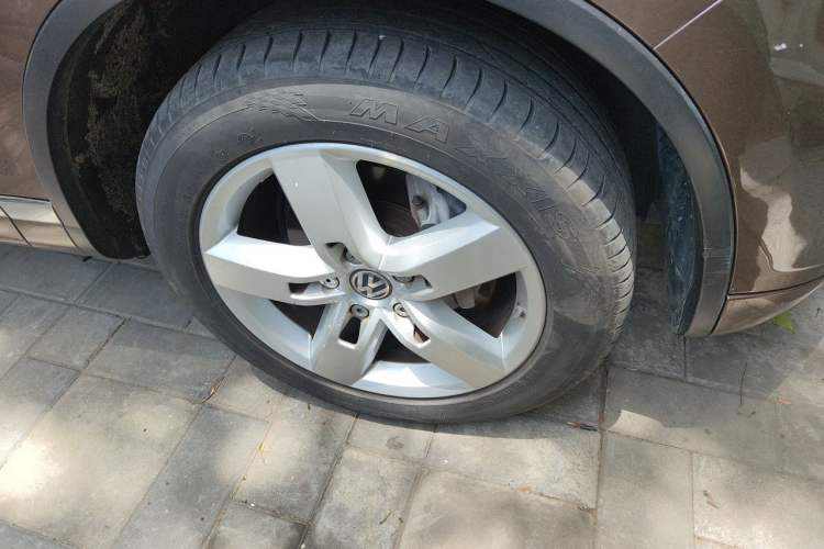 Used Volkswagen Touareg 2011 3.0 TSI Luxury Edition Right Front Wheel Hub