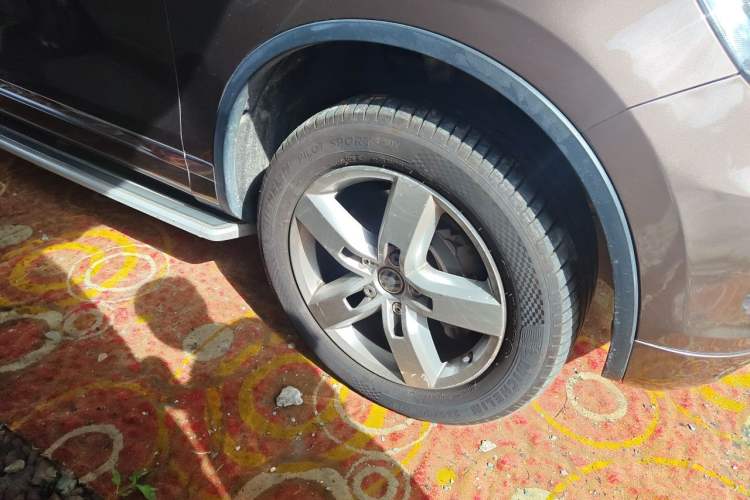 Used Volkswagen Touareg 2011 3.0 TSI Hybrid Right Front Wheel Hub