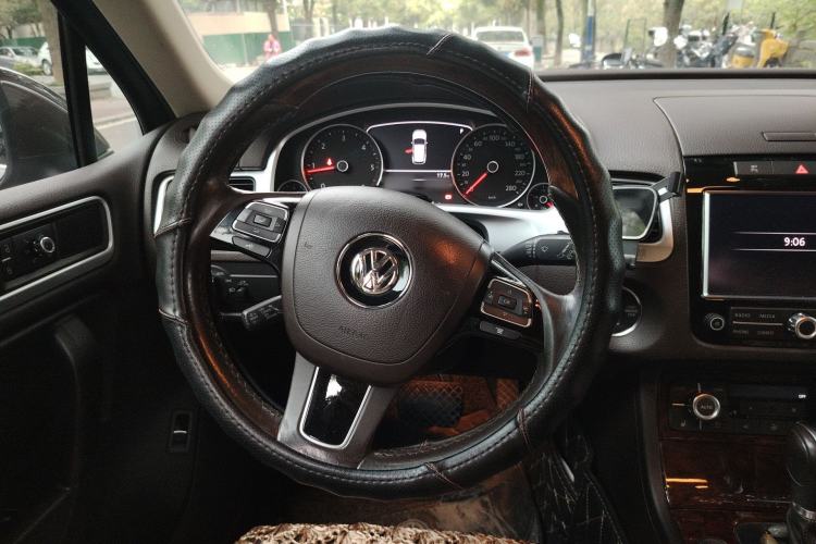 Used Volkswagen Touareg 2011 3.0 TDI Diesel High-End Model Steering Wheel