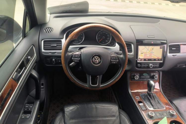 Used Volkswagen Touareg 2011 3.0 TSI Comfort Version Steering Wheel