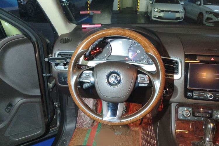 Used Volkswagen Touareg 2011 3.0 TSI Comfort Version Steering Wheel