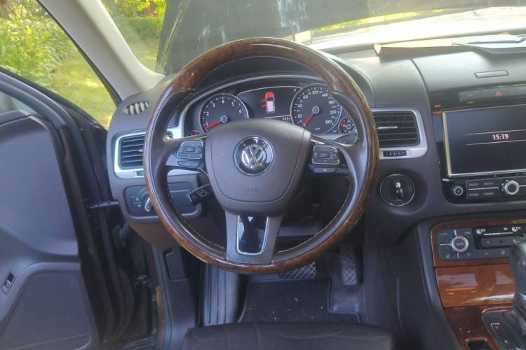 Used Volkswagen Touareg 2011 3.0 TSI Comfort Version Steering Wheel