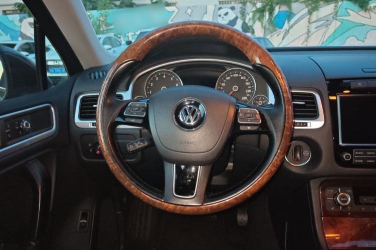 Used Volkswagen Touareg 2011 3.0 TSI High-End Version Steering Wheel