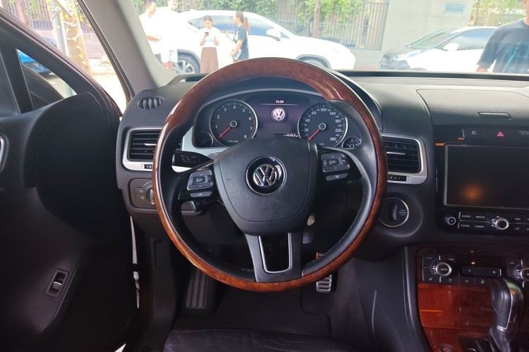 Used Volkswagen Touareg 2011 3.0 TSI Hybrid Steering Wheel