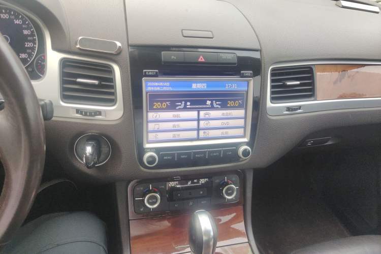 Used Volkswagen Touareg 2012 R-Line High-End Model Audio And AC Panel