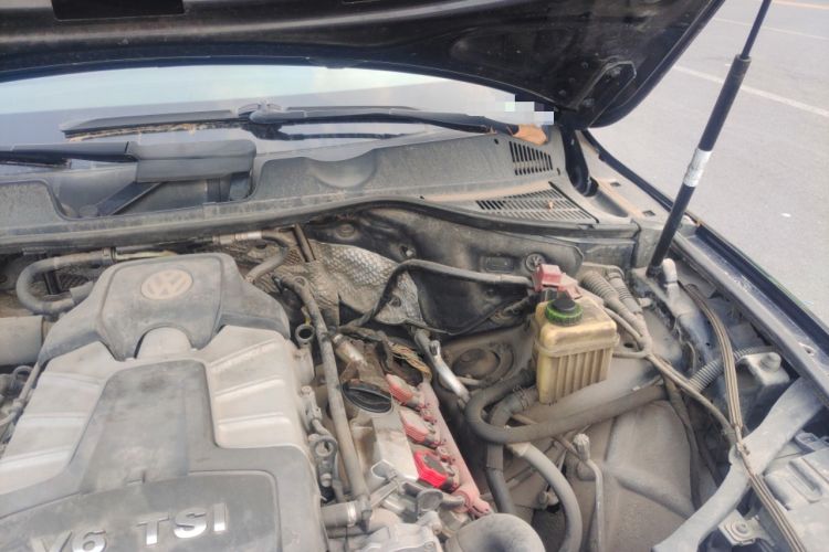 Used Volkswagen Touareg 2012 R-Line High-End Model Engine Bay Left