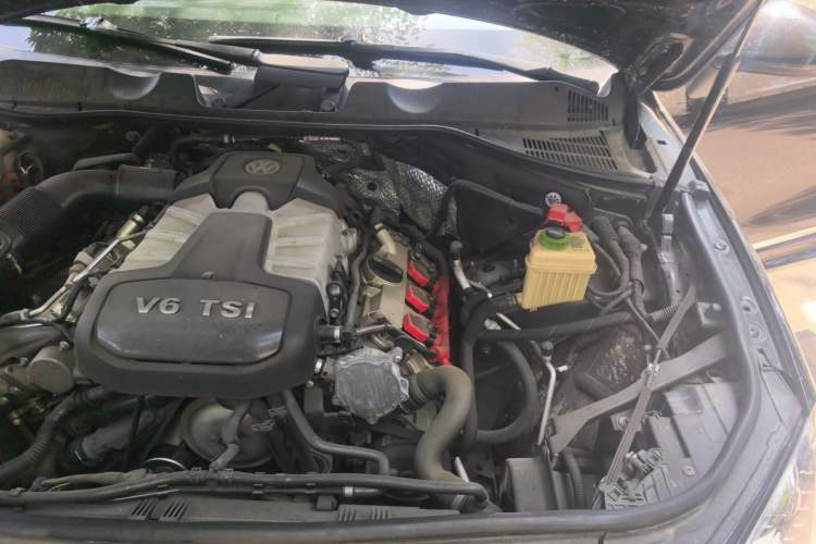 Used Volkswagen Touareg 2012 R-Line Luxury Model Engine Bay Left