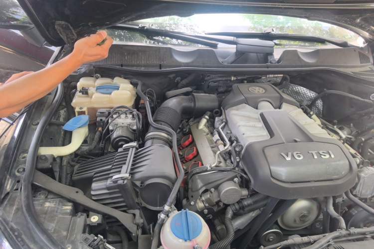 Used Volkswagen Touareg 2012 R-Line Luxury Model Engine Bay Right