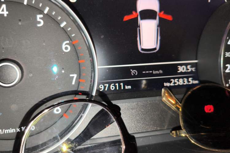 Used Volkswagen Touareg 2012 R-Line Luxury Model Odometer Close Up