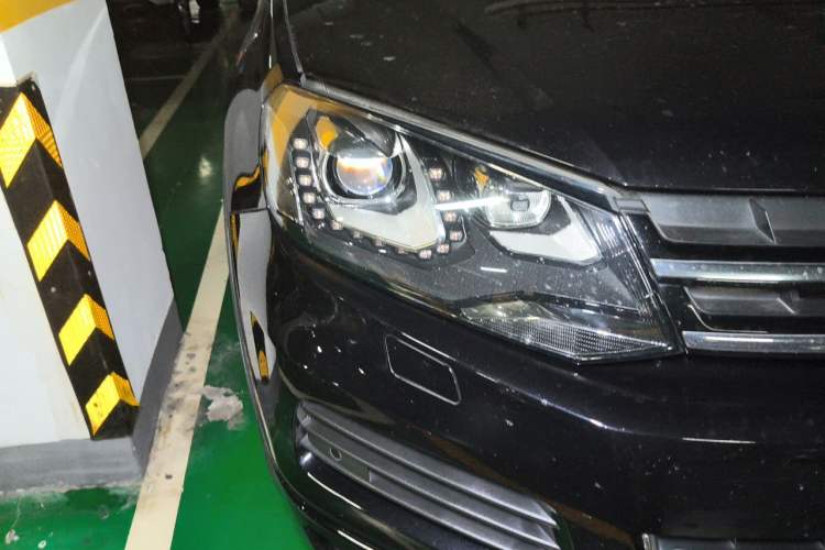 Used Volkswagen Touareg 2012 R-Line Luxury Model Right Front Headlight