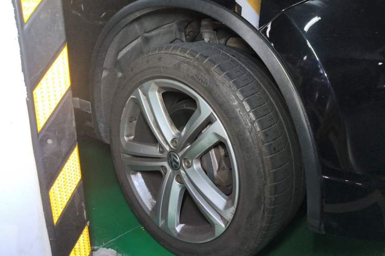 Used Volkswagen Touareg 2012 R-Line Luxury Model Right Front Wheel Hub