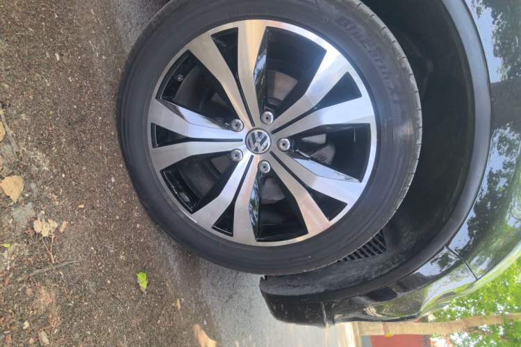 Used Volkswagen Touareg 2012 R-Line Luxury Model Right Front Wheel Hub