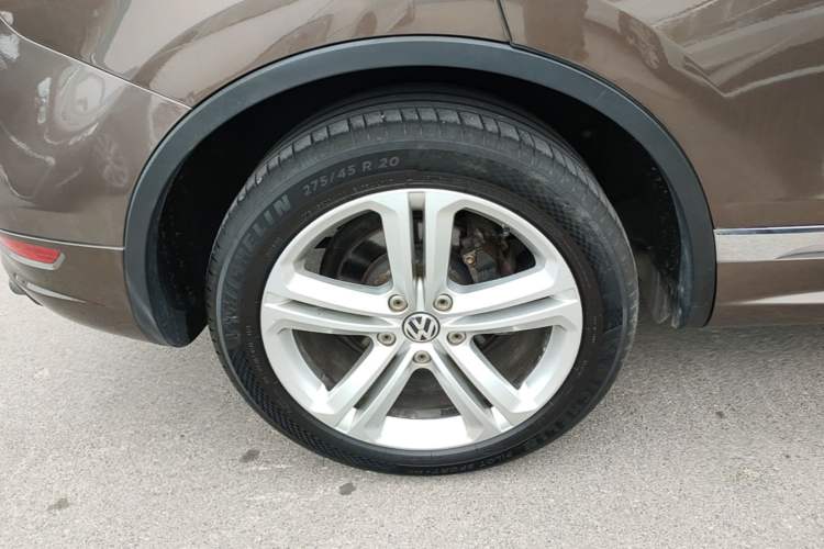 Used Volkswagen Touareg 2012 R-Line High-End Model Right Rear Wheel Hub