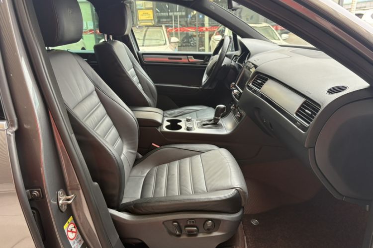 Used Volkswagen Touareg 2012 R-Line High-End Model Interior 1