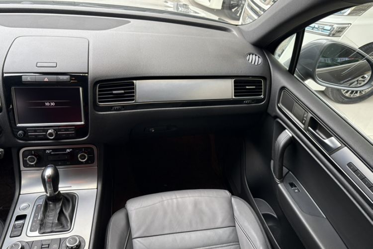 Used Volkswagen Touareg 2012 R-Line High-End Model Interior 2
