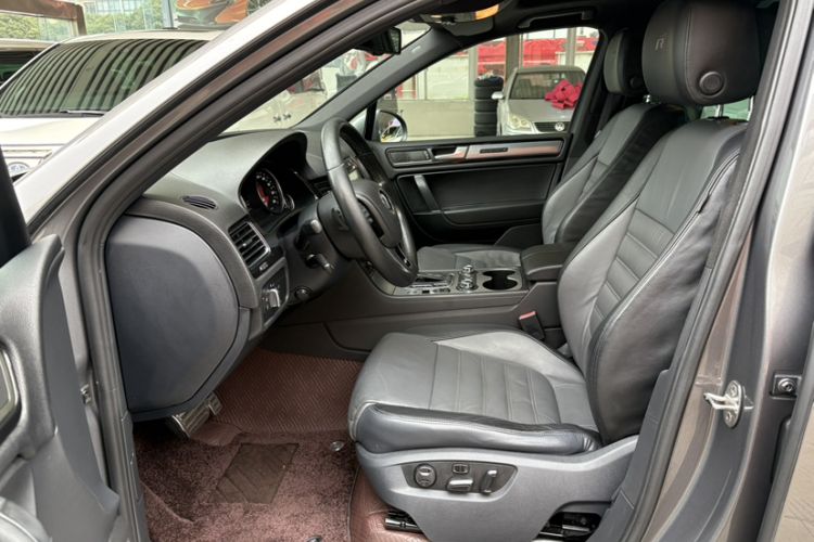 Used Volkswagen Touareg 2012 R-Line High-End Model Interior 3