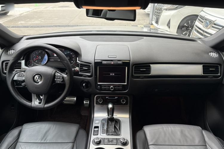 Used Volkswagen Touareg 2012 R-Line High-End Model Interior 4