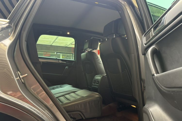 Used Volkswagen Touareg 2012 R-Line High-End Model Interior 6