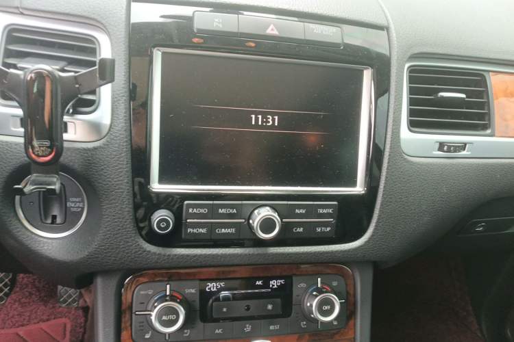 Used Volkswagen Touareg 2013 3.6L Off-Road Enhanced High-End Version Audio And AC Panel