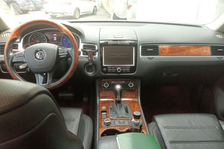 Used Volkswagen Touareg 2013 3.6L Off-Road Enhanced High-End Version Center Console