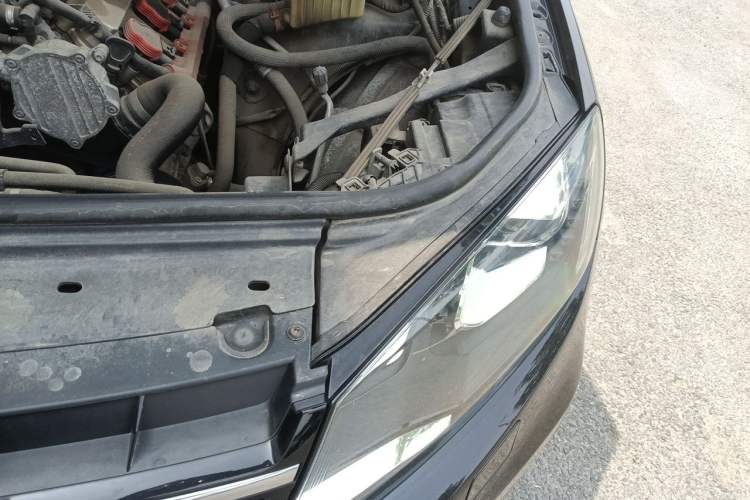 Used Volkswagen Touareg 2013 3.6L Off-Road Enhanced High-End Version Engine Bay Left