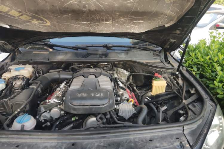 Used Volkswagen Touareg  Engine Bay Left