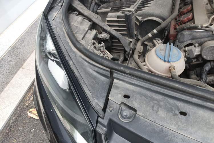 Used Volkswagen Touareg 2013 3.6L Off-Road Enhanced High-End Version Engine Bay Right