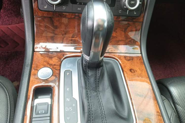 Used Volkswagen Touareg 2013 3.6L Off-Road Enhanced High-End Version Gear Lever
