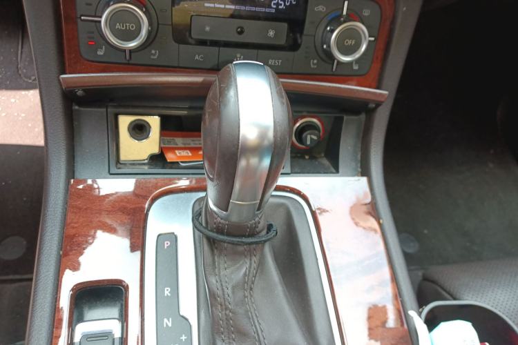 Used Volkswagen Touareg 2013 3.0 TSI X 10th Anniversary Limited Edition Gear Lever