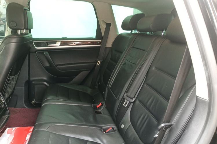 Used Volkswagen Touareg 2013 3.6L Off-Road Enhanced High-End Version Left Rear Seat