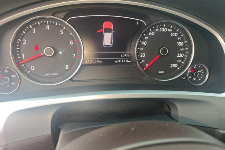 Used Volkswagen Touareg 2013 3.0 TSI X 10th Anniversary Limited Edition Odometer Close Up