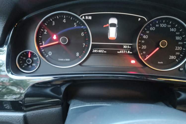 Used Volkswagen Touareg 2013 3.0 TSI X 10th Anniversary Limited Edition Odometer Close Up
