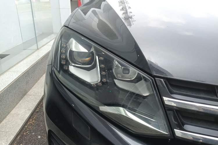 Used Volkswagen Touareg 2013 3.6L Off-Road Enhanced High-End Version Right Front Headlight